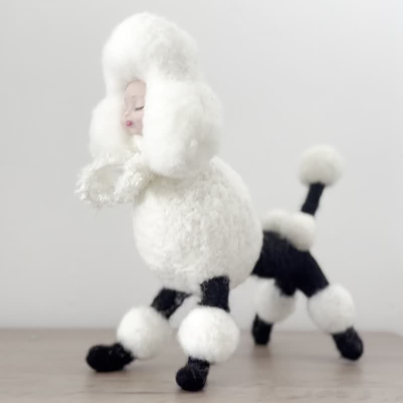 针毡贵宾犬娃娃 – 世界唯一的羊毛手工雕塑品 (OOAK)。 - 编织/刺绣/羊毛毡/裁缝 - 羊毛 黑色