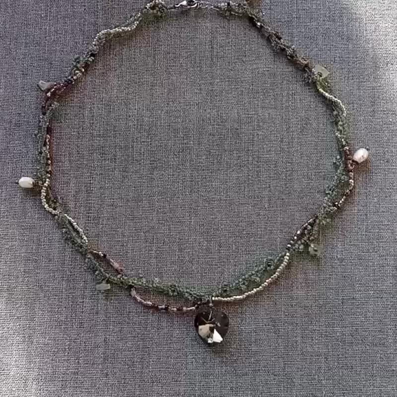 Green bead necklace with heart charm aesthetic handmade jewelry fairycore - 项链 - 玻璃 绿色