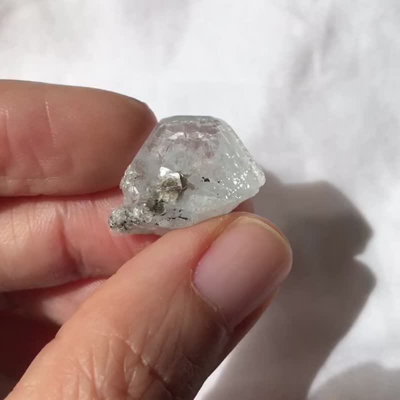 雪宝顶 冰种海蓝宝水晶 银云母共生 白水晶簇 彩虹 矿标 原石 - 摆饰 - 水晶 蓝色