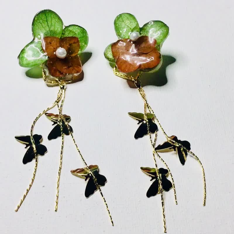 真实永生绣球花耳环 – 缕空金蝶植物系饰品 - 耳环/耳夹 - 树脂 绿色