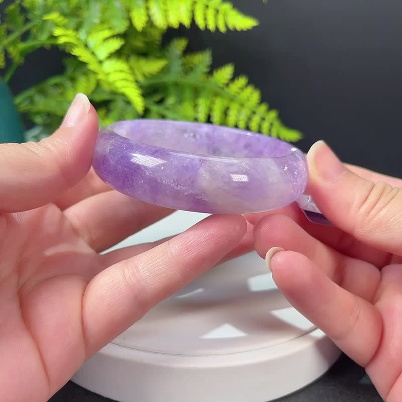 薰衣草紫水晶手镯63MM 冰透星光浅紫水晶手环 梦幻淡雅 娇艳迷人 - 手链/手环 - 水晶 紫色