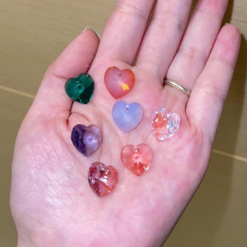 Hera | 繁花 Swarovski 心形切割水晶镂空花片耳环 甜蜜 蜜桃香气 - 耳环/耳夹 - 其他金属 金色
