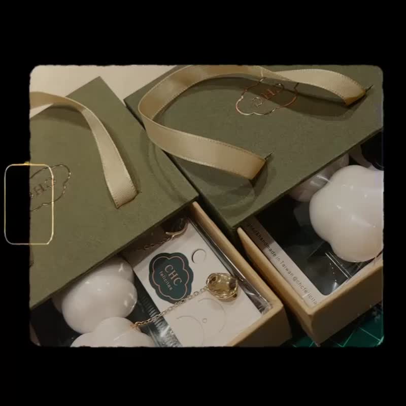 极轻4公克立体云朵耳环耳夹イヤリングCHC独创定制化礼物圣诞礼盒 - 耳环/耳夹 - 树脂 白色