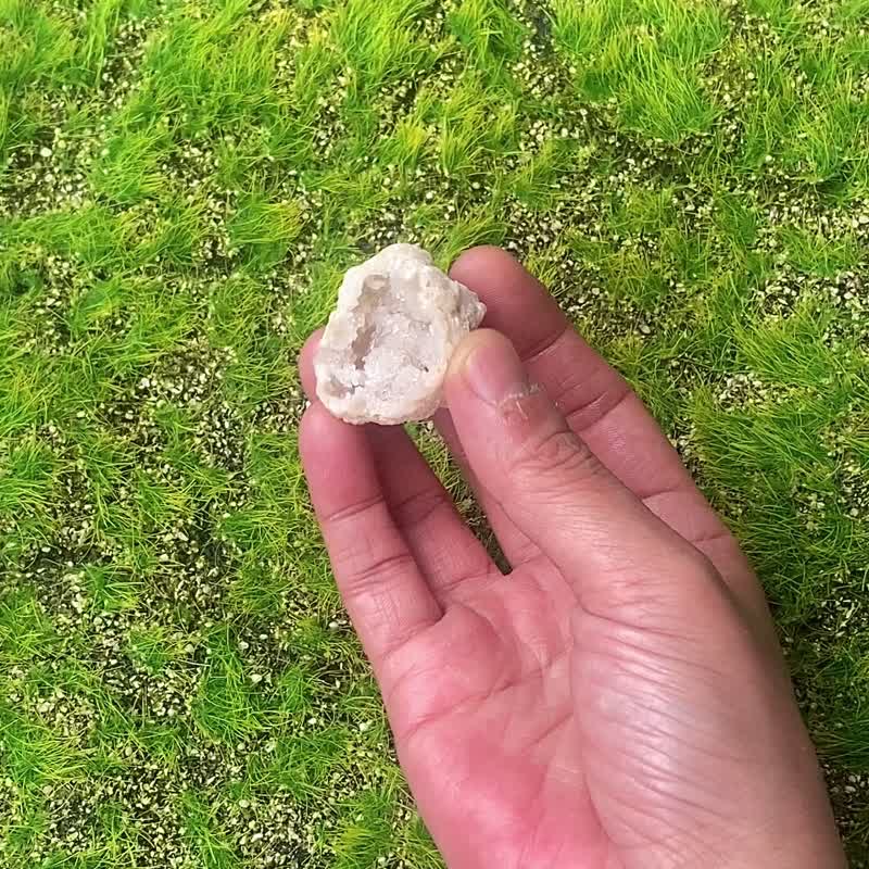天然原矿可爱招财白晶洞 财运水晶 快速出货 办公室摆件 风水摆件 - 摆饰 - 水晶 多色