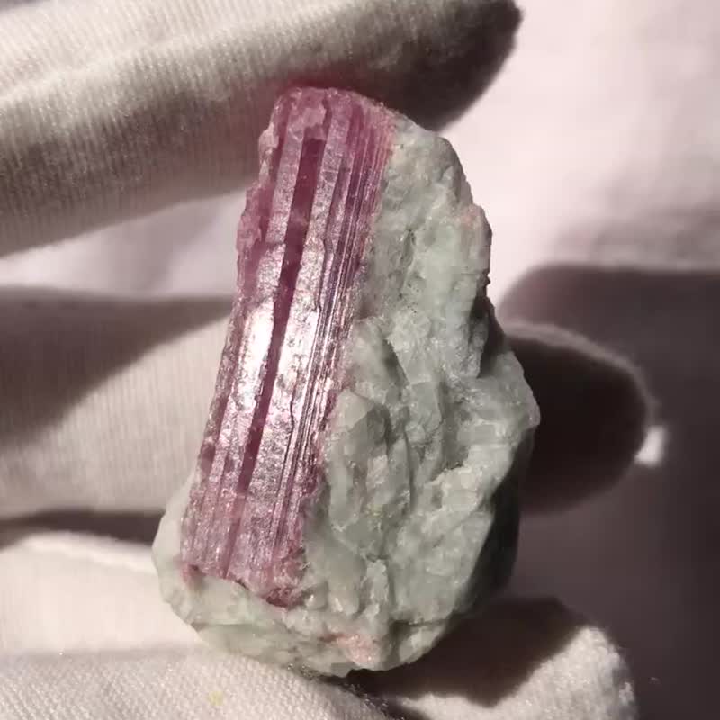 粉红碧玺 型状特别 闪亮 水晶簇 摆设 城堡 矿标 天然原石 水晶 - 摆饰 - 水晶 粉红色