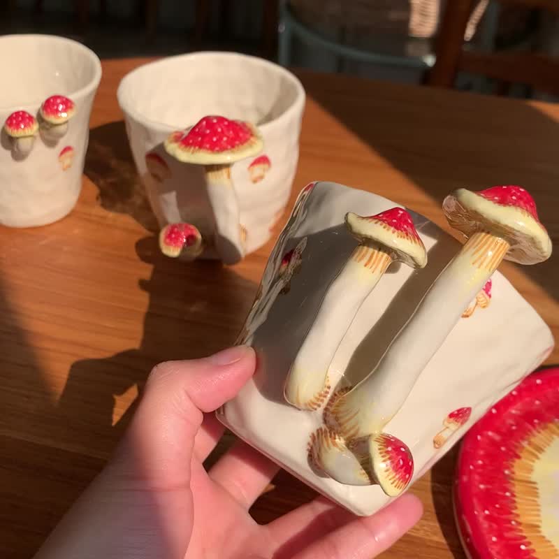 Mushroom Coffee Cup with Mushroom Pattern - 花瓶/陶器 - 陶 红色