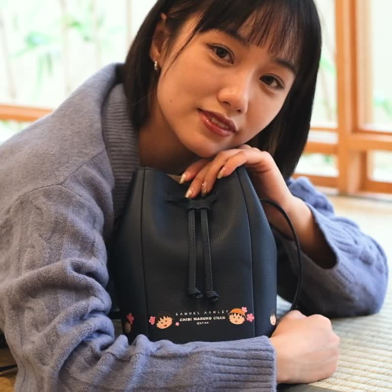 Samuel Ashley x 樱桃小丸子联乘皮革水桶包 - 军蓝色 - 束口袋双肩包 - 真皮 蓝色