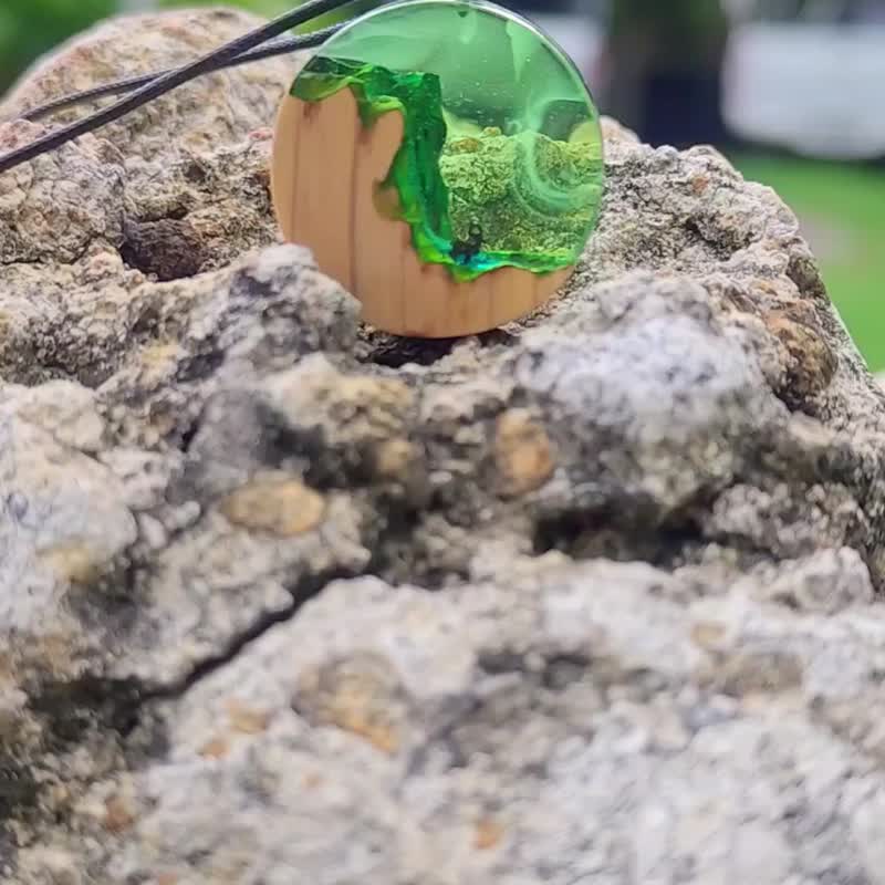 瀑布森林鹿吊坠 - 项链 - 木头 绿色