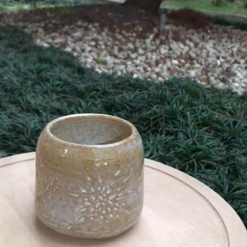 制陶工人/手拉胚陶艺创作/刻花中型笔筒花器 - 花瓶/陶器 - 陶 白色