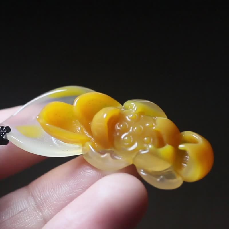 【荷花致韵】糖心玛瑙吊坠/莲花设计手工雕刻项链/创意玉石挂件 - 项链 - 玉石 橘色
