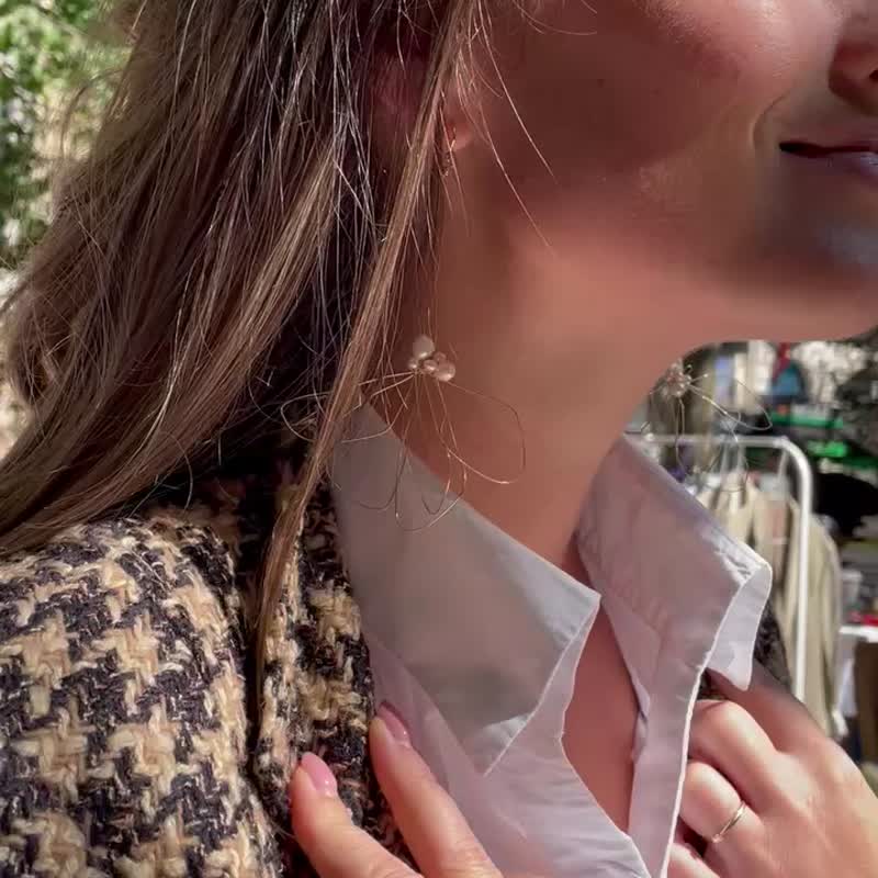 手工编织简约线条勾线花朵珍珠耳环 - 耳环/耳夹 - 珍珠 金色