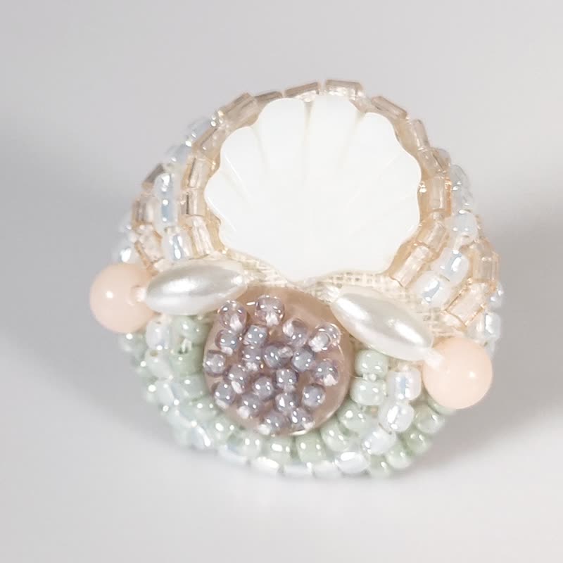 Talkative Ring 3 Free Size Bead Embroidery Ring Shell White Pastel - 戒指 - 塑料 白色