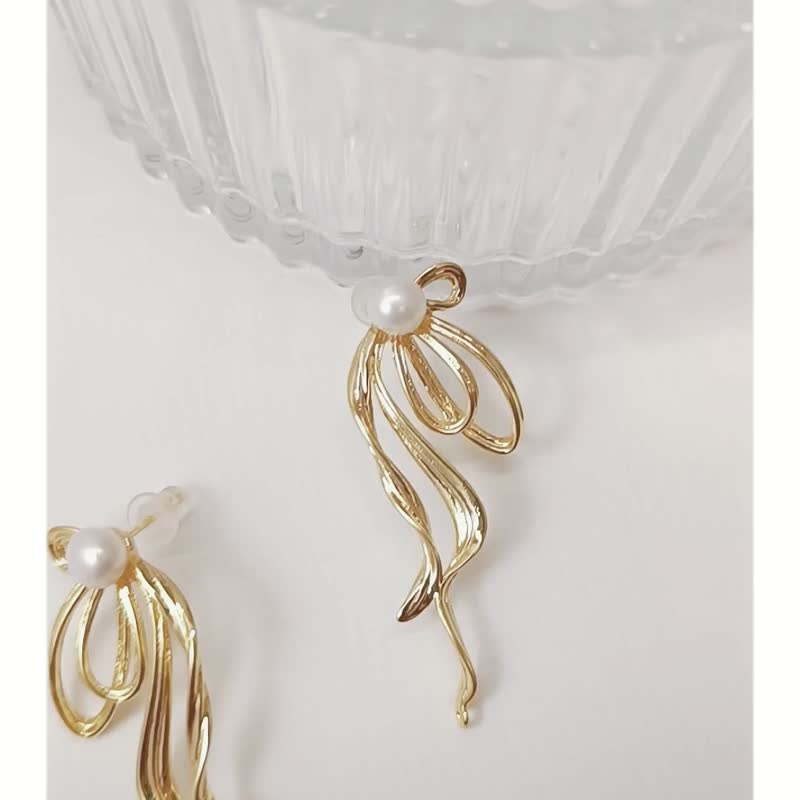 1KM纯真浪漫•蝴蝶结线条珍珠耳环-2色 - 耳环/耳夹 - 其他金属 