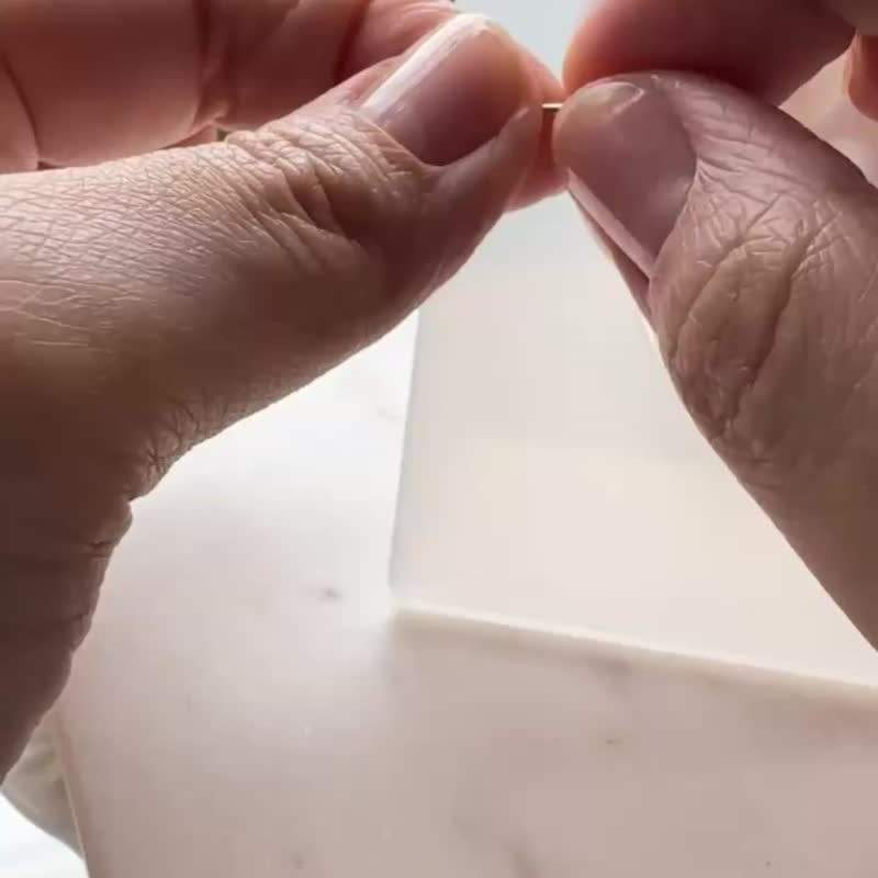 14K 三爪钻锁珠耳环 (前锁 平底 圆饼) (单个)耳骨 耳窝 不褪色 - 耳环/耳夹 - 贵金属 金色