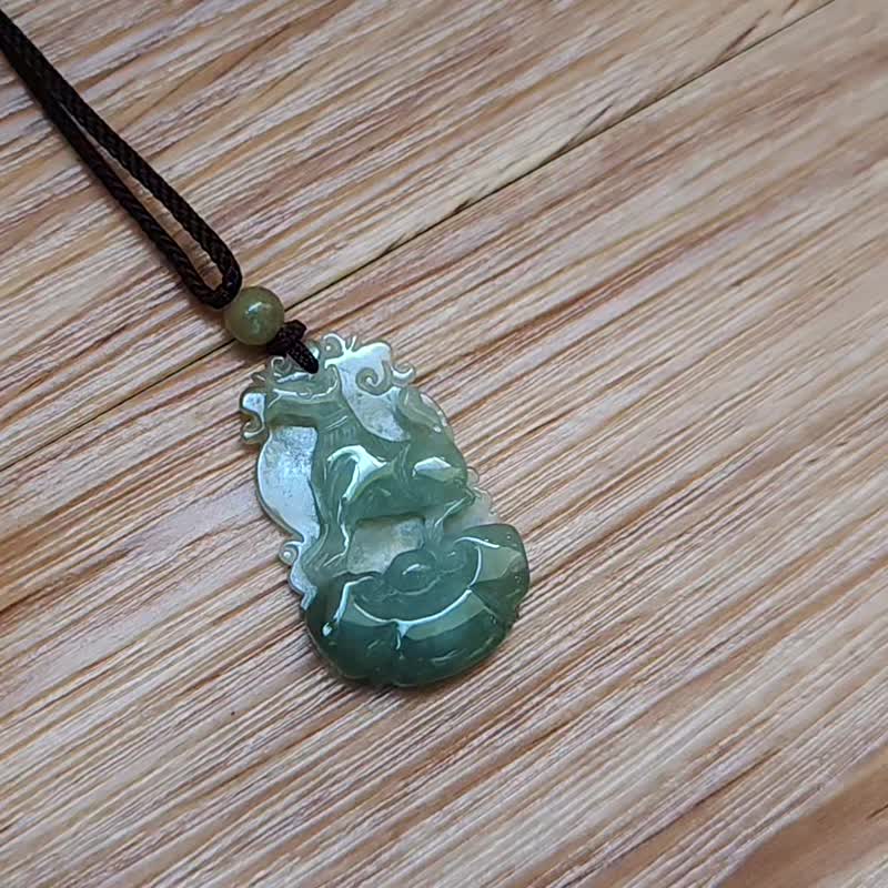 【亲翠】天然翡翠 冰绿渐层透美狗狗牌 生肖 狗 - 项链 - 玉石 多色