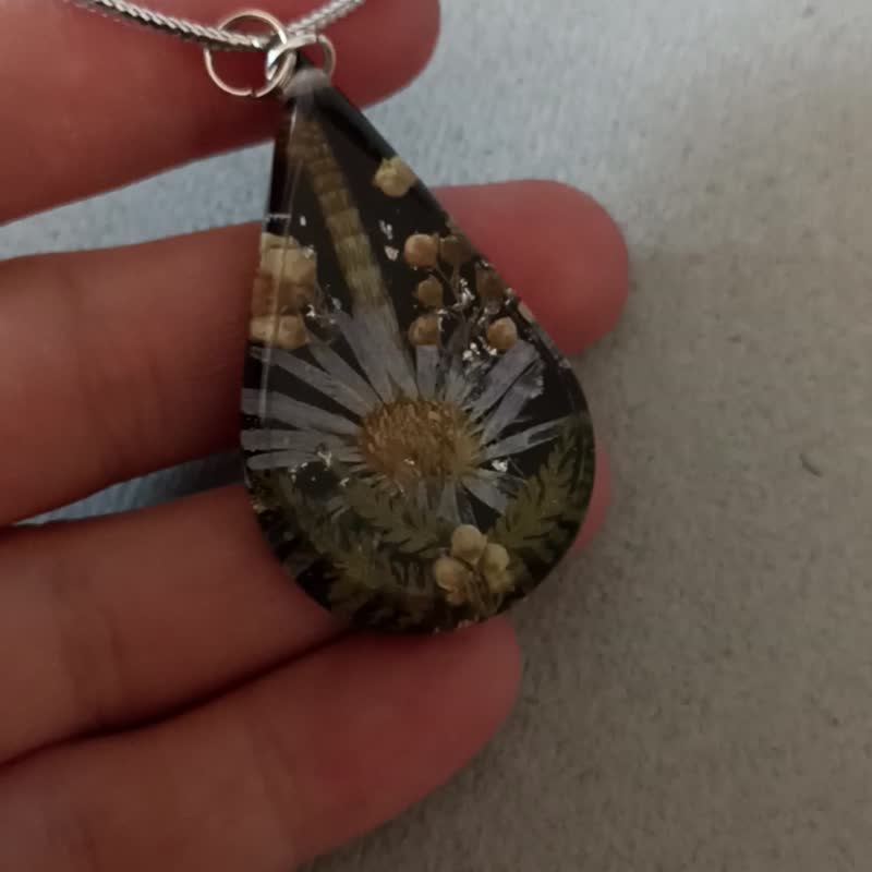 Flower necklace resin Flower jewelry Pressed flower pendant 生日禮物 項鍊 - 项链 - 树脂 黑色