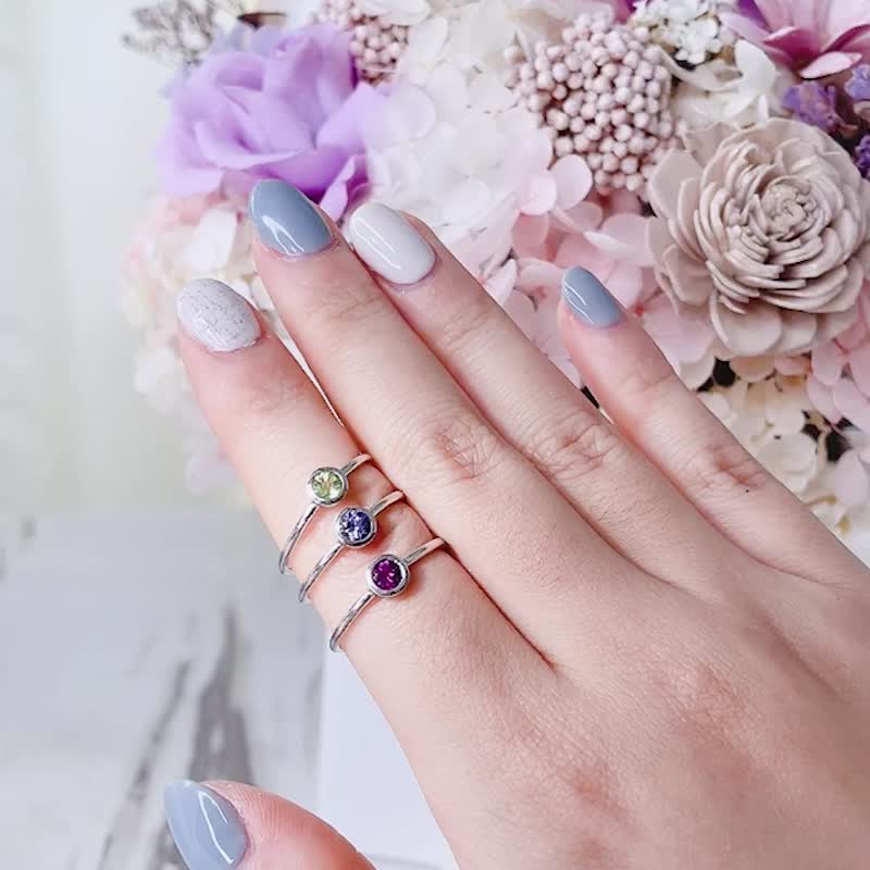 春拥 | 橄榄石 / 单钻包镶 / 简约 / 细戒 / 线戒 - 戒指 - 宝石 绿色