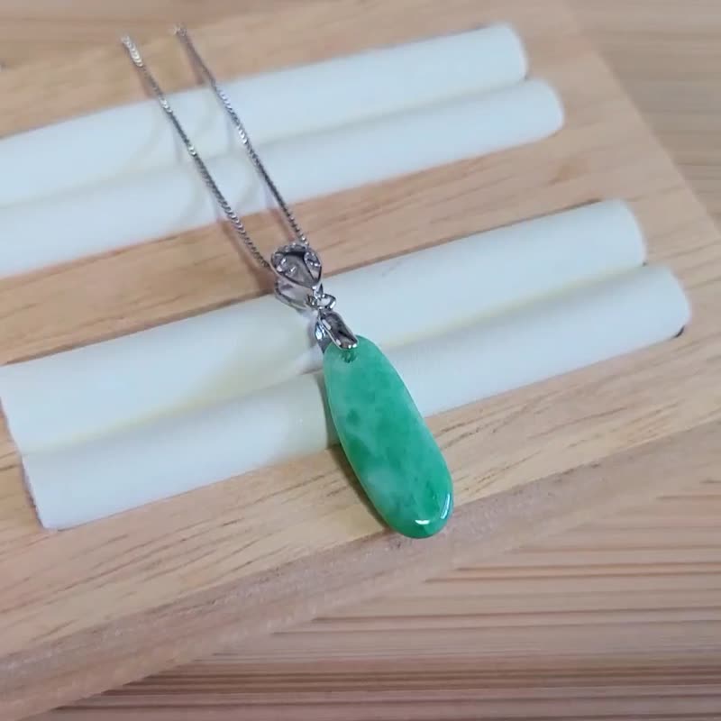 亲翠 天然翡翠 冰甜果绿手磨椭圆无事牌纯银锁骨链 - 项链 - 玉石 绿色