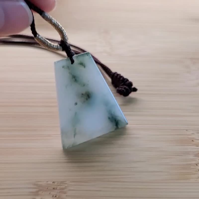 【亲翠】天然翡翠 冰绿飘花 台湾无事牌超级意境调整式绳链 - 项链 - 玉石 多色