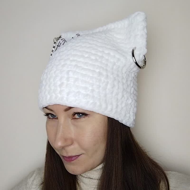 猫耳毛线帽钩针编织。带猫耳的白色帽子。蓬松方形毛线帽手工编织 - 帽子 - 其他材质 白色