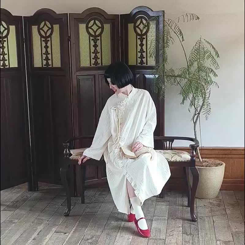 奶油米白色 新中式國風立領側系帶洋裝 暗紋改良旗袍連衣裙長袖裙 - 洋装/连衣裙 - 聚酯纤维 黄色