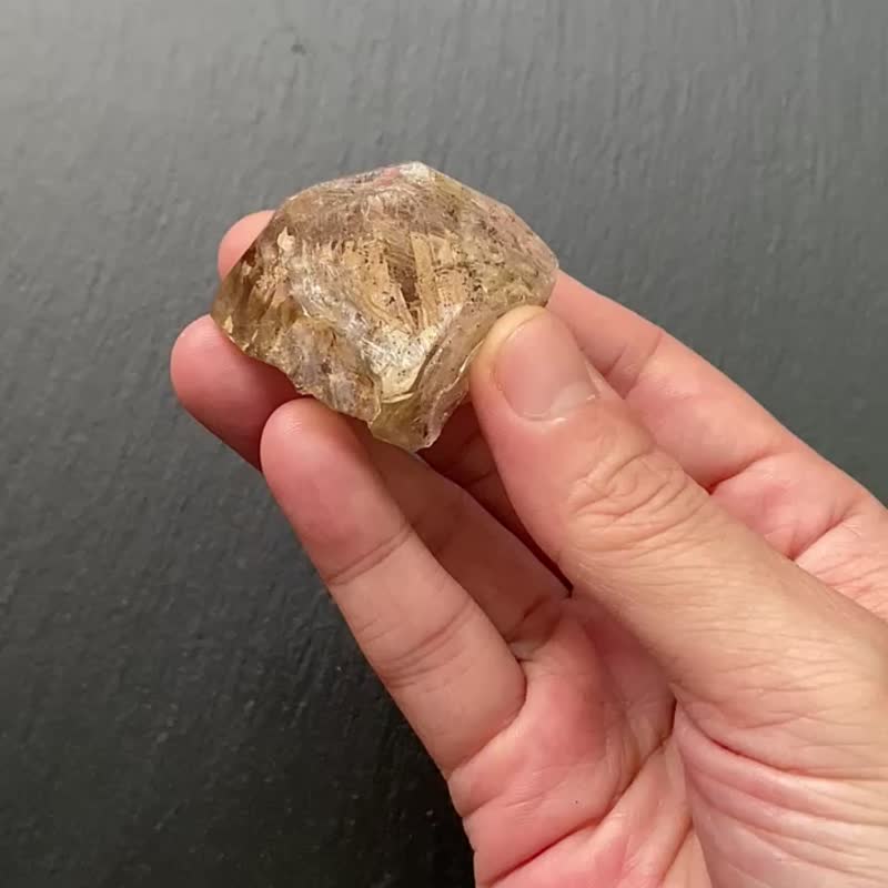 天然原矿彩虹黄泥茶骸骨黑云母水晶 稳定能量磁场 冥想 天然原矿 - 摆饰 - 水晶 卡其色