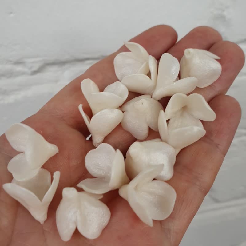 Pearl l flowers beads with three petals 1,5 cm, Craft flowers polymer clay beads - 零件/散装材料/工具 - 塑料 白色